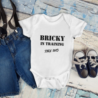 Body Para Bebê Ano Personalizado "Bricky em Treinamento" Engraçad