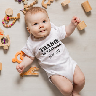 Body Para Bebê Ano Personalizado "Tradie in Training" Engraçado