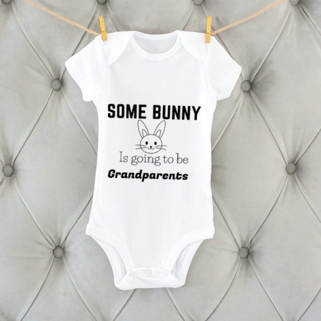 Body Para Bebê anúncio de gravidez de Páscoa, somebunny vai ser (Criador carregado)