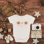 Body Para Bebê Anúncio de Gravidez Personalizado<br><div class="desc">Celebre a alegria de sua família crescendo com este anúncio de gravidez personalizado. Esta obra adorável e moderna é perfeita para revelar as notícias excitantes para os seus entes queridos. Quer você esteja esperando um bebê ou uma menina, os tons suaves e neutros do design de flor silvestre tornam este...</div>