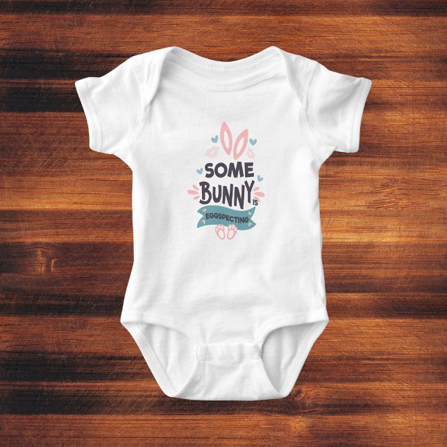 Body Para Bebê Anúncio de gravidez única de Páscoa Alguns Coelhin (Unique Easter Pregnancy Announcement Some Bunny Baby Bodysuit
)