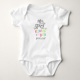 Body Para Bebê Após cada tempestade há um Bodysuit do arco-íri