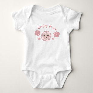 Body Para Bebê Aqui Vem O Bebê Da Rapariga Do Sol