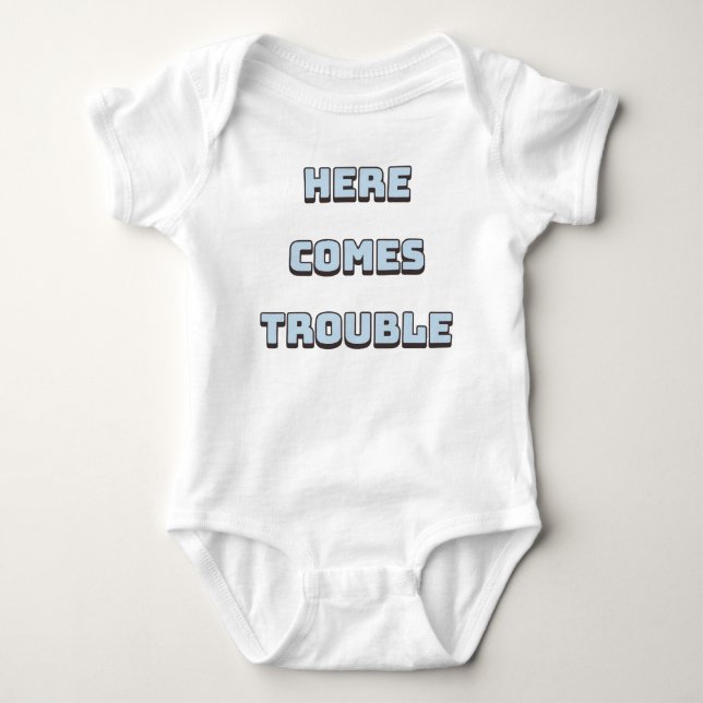 Body Para Bebê Aqui Vem o Problema Engraçado  (Frente)