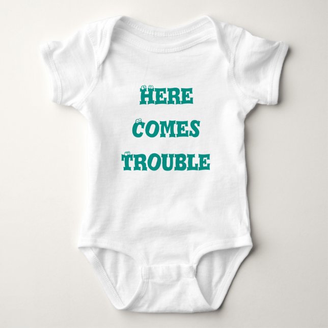 Body Para Bebê Aqui Vem Trouble Baby Jersey Bodycase (Frente)