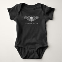 Asas piloto futuras do bebê no branco