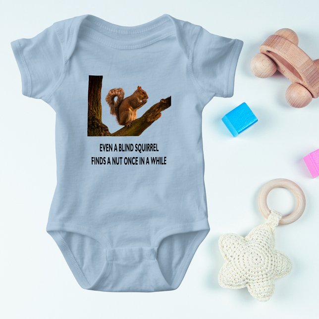 Body Para Bebê Até mesmo Esquilo Cego Encontra uma Instrução Nut (Even Blind Squirrel Finds a Nut Statement Baby Bodysuit)