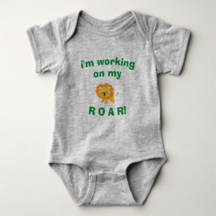 Body Para Bebê Baby Bodysuit - Estou trabalhando no meu ROAR!