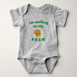 Body Para Bebê Baby Bodysuit - Estou trabalhando no meu ROAR!