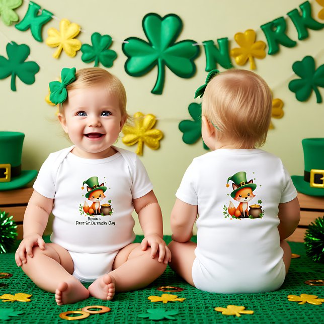 Body Para Bebê Baby's 1st St. Patrick's Day, Clover Cuddles (Baby's 1st St. Patrick's Day, Clover Cuddles Baby Bodysuit)