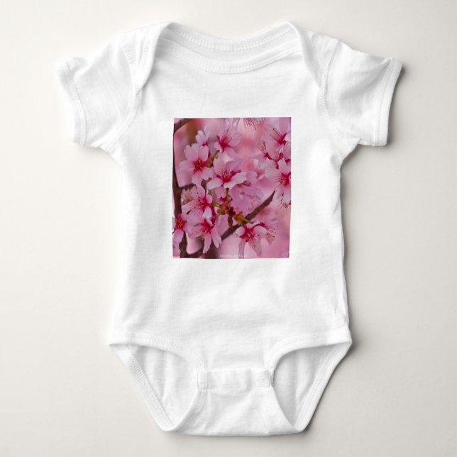 Body Para Bebê Banhado em flores de cerejeira japonesas cor-de-ro (Frente)