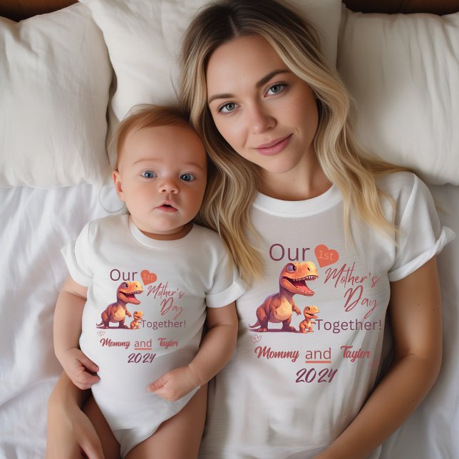 Body Para Bebê Bebê Combinando T-Rex Nosso Primeiro Dia das Mães  (Baby Matching. T-Rex and baby. Our First Mother's Day Together!)