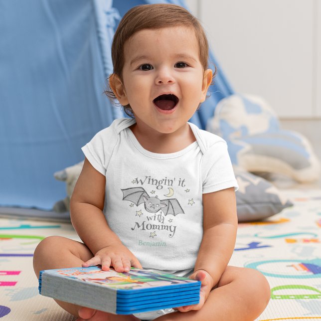 Body Para Bebê Bebê Morcego Bonitinho Roupas de Halloween para Me (Cute "Wingin' it with Mommy" Baby Boy First Halloween Baby Bat with Custom Name in Blue Bodysuit.)