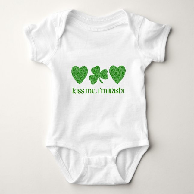Body Para Bebê Beije-me, sou Irlandês Hearts e Shamrock Swirls (Frente)