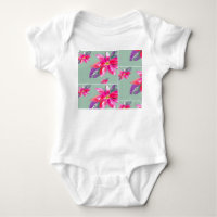 Bela roupa de bebê com estampa de flores