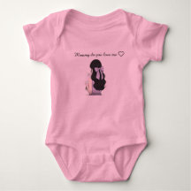 Bodysuits de bebê com estampas.