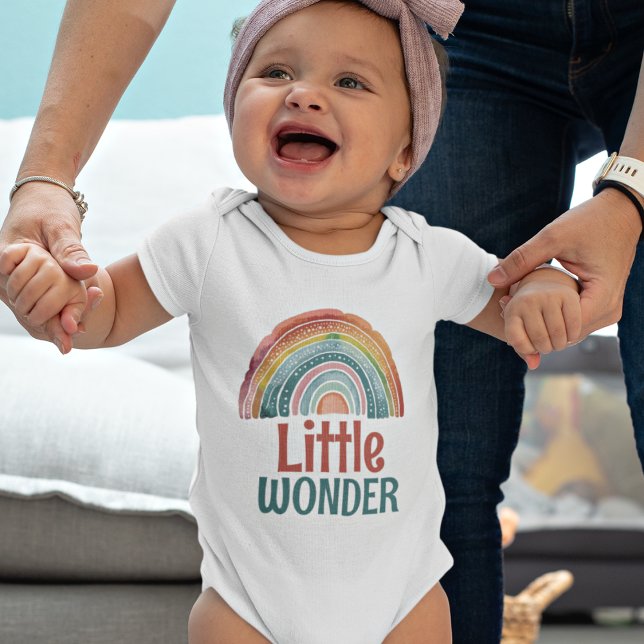 Body Para Bebê Boho Cores Retro Arco-íris Pequena Maravilha (Little Wonder Boho Baby Bodysuit with retro colored rainbow)