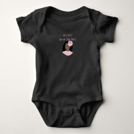 Body Para Bebê Boneca humana aqui T-Shirt Baby Bodysuit