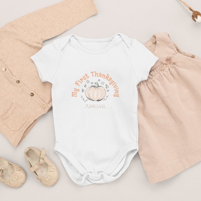 Body Para Bebê Bonitinho, Minha Primeira Ação De Graças (My First Thanksgiving Baby Bodysuit, with Cute Pumpkin, Stars & Fall Candy, Hand-Drawn in Black Ink.)