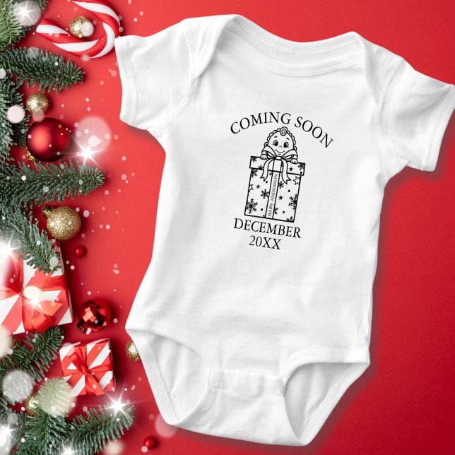 Body Para Bebê Brevemente Virá a Revelação da Gravidez no Natal (Coming Soon Christmas Pregnancy Reveal Baby Bodysuit)
