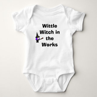 Body Para Bebê Bruxa de Wittle nos trabalhos