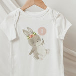 Body Para Bebê Bunny Primeiro Aniversário<br><div class="desc">Um coelho doce com uma coroa floral, segurando um balão rosa. Perfeito para o seu partido 'alguém é um?! Você pode alterar o número 1 no balão para qualquer número e editar todo o outro texto ou remover o número, se preferir. Você também pode mudar a cor do balão nesta...</div>