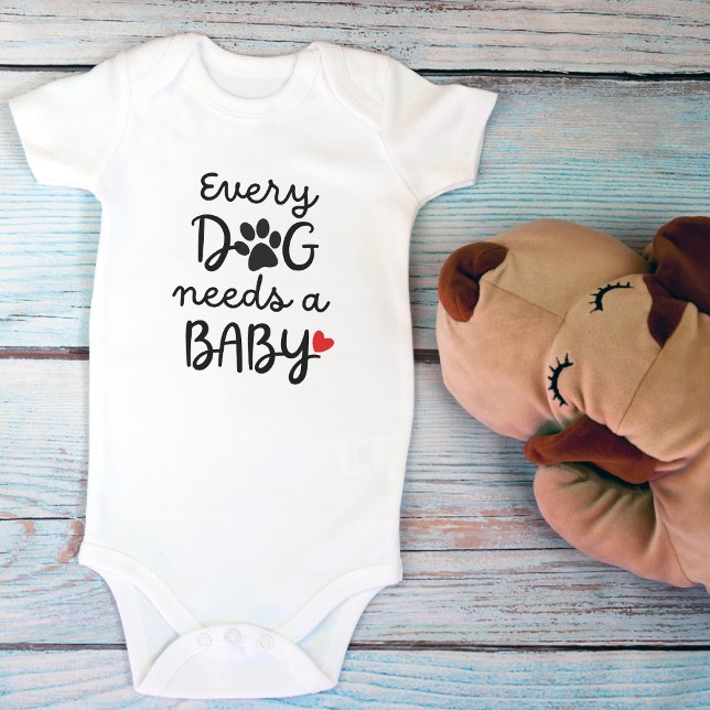 Body Para Bebê Cada Cachorro precisa de um bebezinho (Every Dog Needs a Baby Cute Pet Lovers Baby Bodysuit)