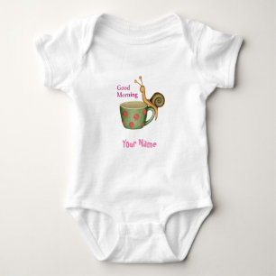 Body Para Bebê Caracol numa xícara de café