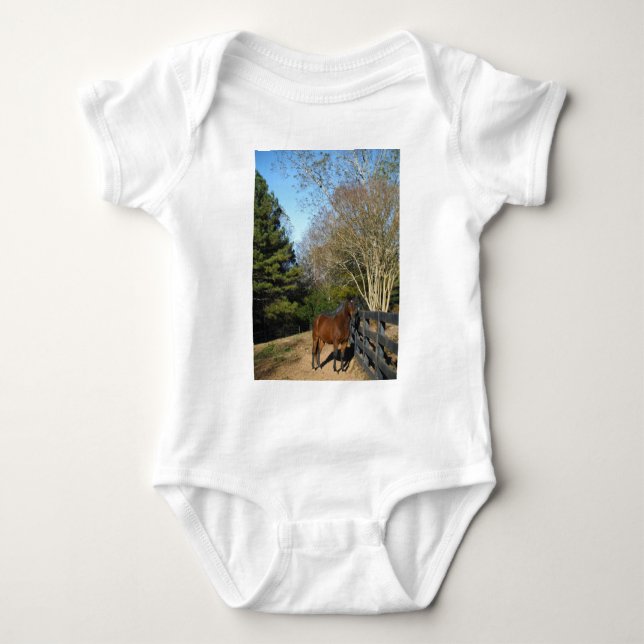 Body Para Bebê Cavalo Marrom Contra uma Cerca (Frente)