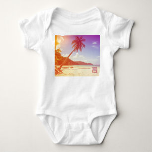 Body Para Bebê Cena de praia, coqueiro, cama de madeira.
