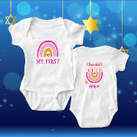 Body Para Bebê Chanukah Cute Personalizado HEBREW Menorah Rainbow<br><div class="desc">Personalize o primeiro Chanukah Rainbow Menorah Chanukah deste bebê. Hanukkah Bebê Bodysim. O popular design do Arco-Íris que sacudir para se tornar um Hanukkah alegre/ Chanukah menorah no Reverso certamente fará todos sorrir! Este presente adorável é uma maneira divertida de celebrar um novo bebê e o Feriado de Hanukkah. Todo...</div>