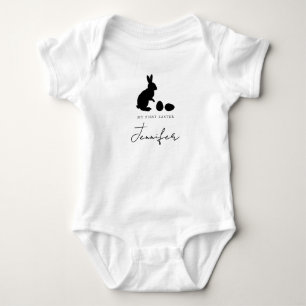 Body Para Bebê Coelho E Ovos Em Preto Com Nome Meu Primeiro Pásco