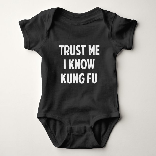 Body Para Bebê Confie Em Mim Eu Sei Kung Fu (Frente)