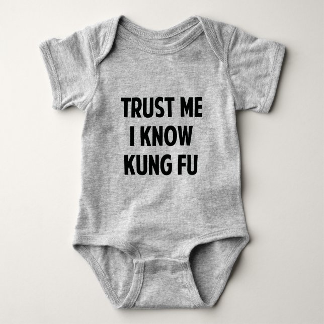 Body Para Bebê Confie Em Mim Eu Sei Kung Fu (Frente)