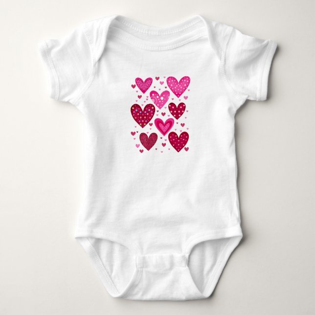 Body Para Bebê Corações com Padrões Rosa e Vermelho (Frente)