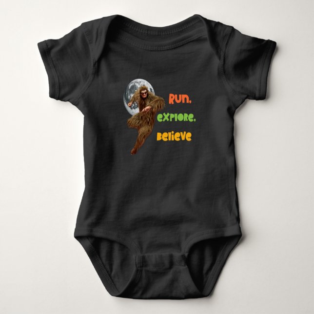 Body Para Bebê Correndo Aventura Sasquatch Acredite Design (Frente)