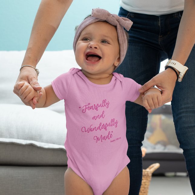 Body Para Bebê "Criado com Temor e Maravilha" Versículo da Bíblia (Criador carregado)