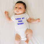 Body Para Bebê Cute & Funny Look at the Babe Blue Quote<br><div class="desc">Bonita e Engraçada Olhe para o macacão Babe Blue Cote Bebê Bonitinho. Esta tipografia divertida no globo ocular pode ser personalizada.</div>