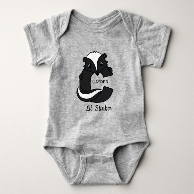 Body Para Bebê Cute Lil Stinker Skunk Monograma (Frente)