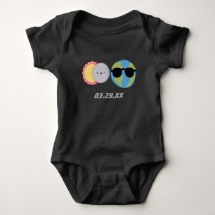 Body Para Bebê Data Personalizada do Eclipse Solar de Cartoon de