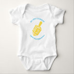 Body Para Bebê Do "texto azul meu primeiro Chanukah"<br><div class="desc">Comemore o primeiro Hanukkah do seu próprio milagre pequeno com design do dreidel do primeiro Chanukah deste "bebê de encantamento".</div>