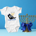Body Para Bebê Engraçado Cat Menorah Dreidel Happy Hanukkah<br><div class="desc">Engraçado Cat Menorah Dreidel Feliz Hanukkah Bebê Bodô</div>