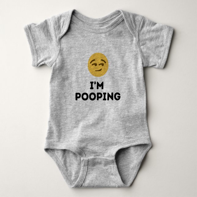 Body Para Bebê Engraçado "Estou Pooping". (Frente)
