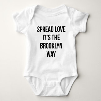 Body Para Bebê Espalhe o amor que é a maneira de Brooklyn