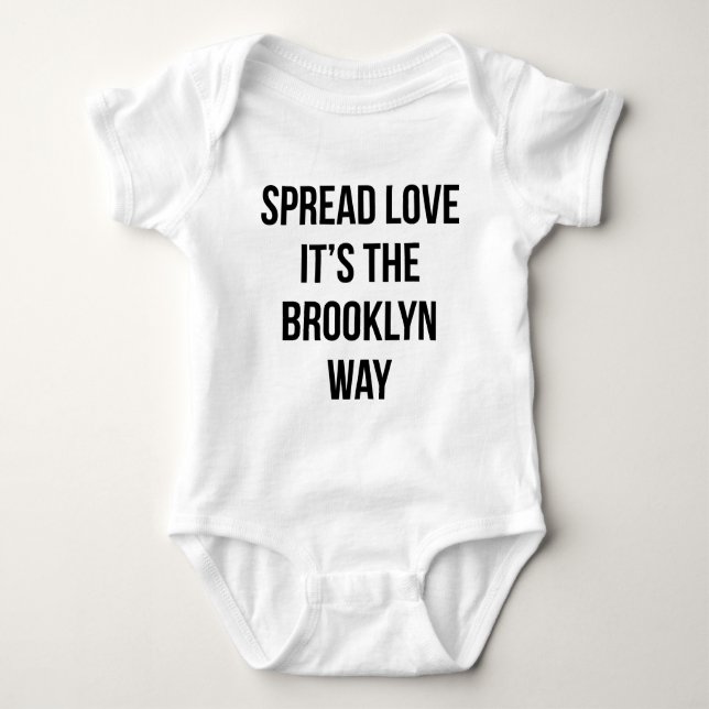Body Para Bebê Espalhe o amor que é a maneira de Brooklyn (Frente)