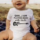 Body Para Bebê Estou tocando Bass com o tio Funny Bass Lover<br><div class="desc">Não apenas uma camiseta Bass,  mas uma maneira de sua pequena contar a todos sobre sua paixão por Bass usando esta camiseta engraçada e na moda!</div>