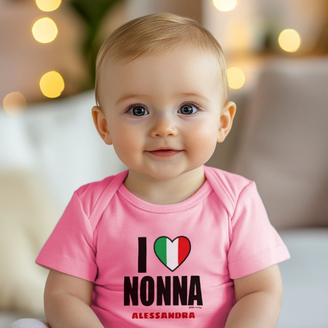 Body Para Bebê EU ADORO NENHUMA Fita De Bebê Rosa personalizada (Baby bodysuit with “I LOVE NONNA,” customizable with Nonna’s name, celebrating Italian grandmother)
