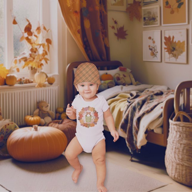 Body Para Bebê Fall Break Cat Wreath (A baby boy wears the Fall Break Cat Wreath Baby Bodysuit.)