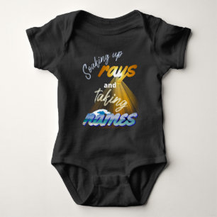 Body Para Bebê Fazendo Rays e Tomando Nomes no Verão