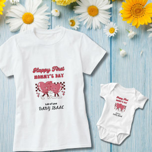 Body Para Bebê Feliz primeiro dia de Mamãe com nome de coração e 